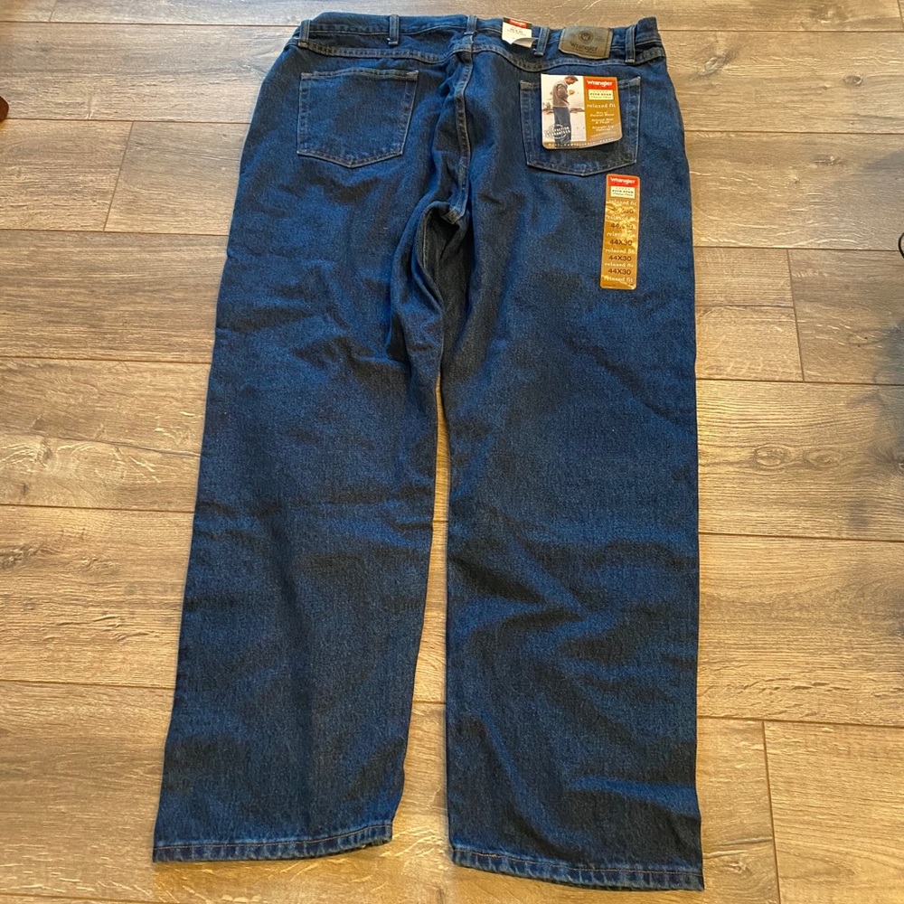 NWT Wrangler relaxed fit sz  44x30